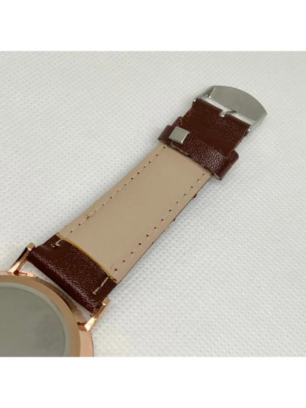 Geneva men’s quartz analog watch date gold tone black dial 39mm brown running